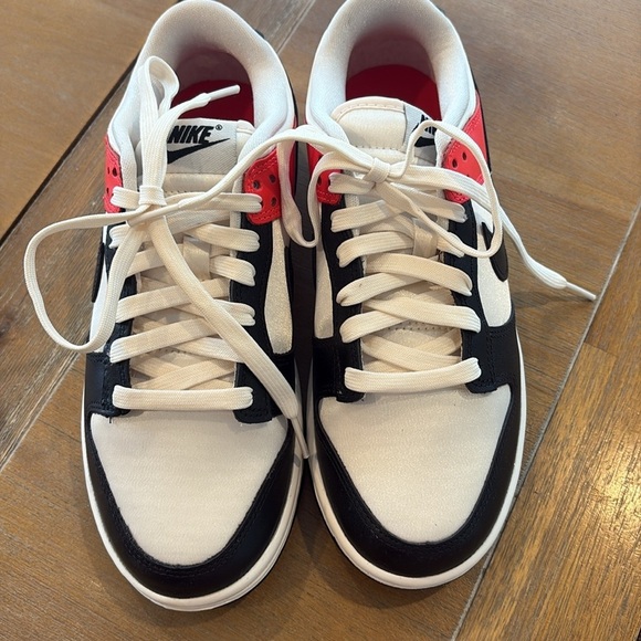 Nike Low Dunks SE Bright Crimson/Pale Ivory/Black - Picture 4 of 8